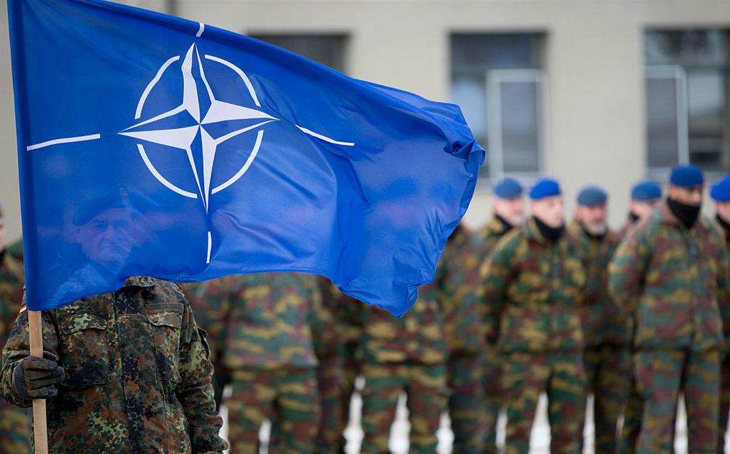 NATO s opgaver Hovedformålet med NATO er at garantere medlemslandenes frihed og sikkerhed. Det sker på et politisk og et militært plan.