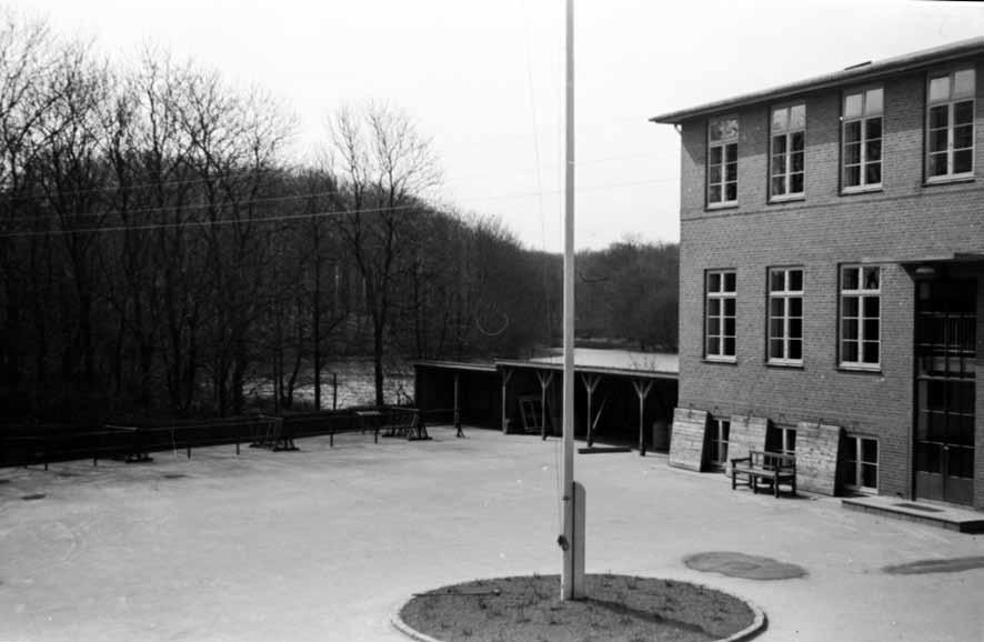 Skolen Hellebæk Skole i det sidste krigsår.