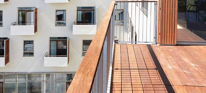 Ipé terrassebrædderne changerer bredt i flotte mørkebrune toner - til tider med et let grønligt skær med fine strukturer.