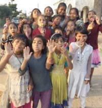 Dansk Kherwara Mission er en non-profit organisation, der igennem mere end 70 år har givet fattige piger i Kherwara, Rajasthan i Indien tøj på kroppen, mad tre gan - ge om dagen, lægehjælp og sko