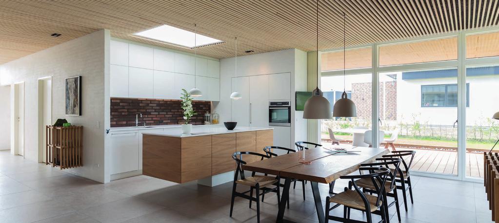 Nybygget familiehjem i varme materialer Carsten Lambæk og Ann Simonsen har skabt et hjem til deres sammenbragte familie.