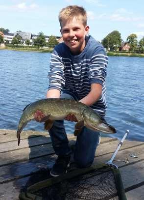 Fang en fisk i Marielundssøen og få gode råd og vejledning af juniorlederne i Kolding Sportsfiskerforening.