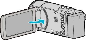 Kom godt i gang Indsættelse af SD-kort Indsæt et almindeligt tilgængeligt SD-kort. Typer af anvendelige SD-kort (A side. 13) Omtrentlig optagetid for video (A side.