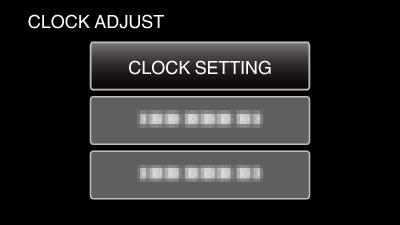 Kom godt i gang Genindstilling af uret Indstil uret med CLOCK ADJUST fra menuen. For at vælge/flytte markøren mod up/venstre eller ned/højre, tryk på knappen UP/< eller DOWN/>.