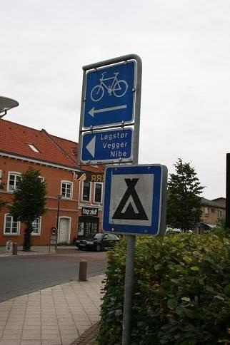 Rutevejvisning langs vandre- og cykelruter skal være så fyldestgørende, at man ikke risikerer at fare vild når man følger den afmærkede rute.