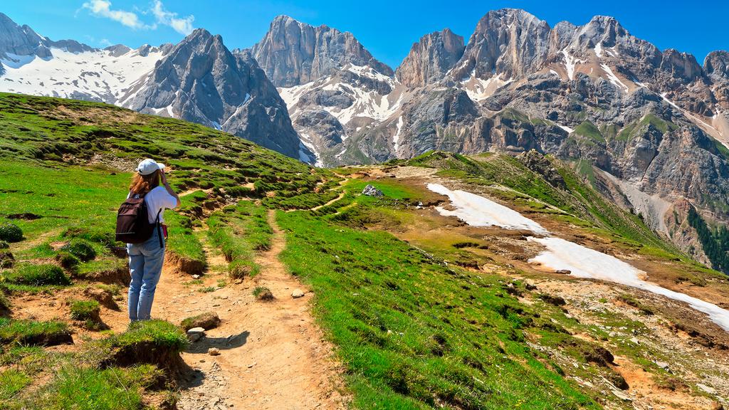 Vandring i Dolomitternes naturparker Denne vandreferie bringer jer gennem tre naturreservater i regionerne Sydtyrol og Belluno, som udgør et af de skønneste områder af Dolomitterne med den tidligere