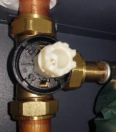 Korrekt montage af HGW shunt (3-vejs ventil): For korrekt montage af HGW shunten følg følgende punkter: Den hvide adapter påsættes ventilen.