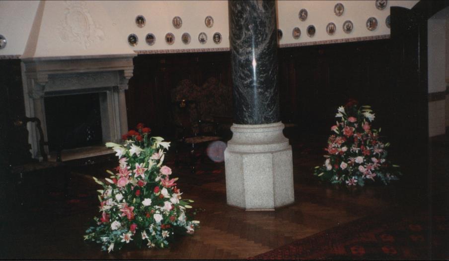 Personalet fra Hovedbanegården, der var involveret i Dronning Ingrids gravfærd i 2000. Bagest: Per A. Buur +, Bent W. Larsen, Claus T. Nielsen +, Bent B. Petersen +.