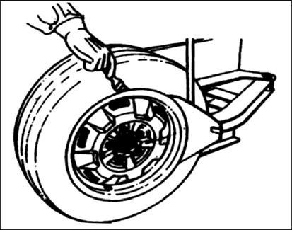 Placer dækafpresseren på siden af dækket (FIG7). Træd derpå på pedalen for at adskille fælgen fra dækket (fig2-2). Gentag dette på andre dele af dækket, til dækket er helt adskilt fra fælgen.