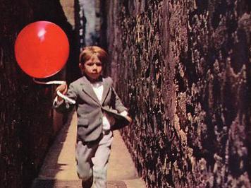 Den magiske ballon bliver drengens ven og sammen drager de to på eventyr i Paris.