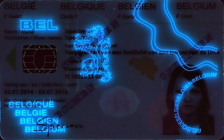 nationalregisteret, fødselssted og dato, nationalitet, udstedelsessted, udstedende myndighed (underskrift) og bemærkninger Synlig chip i venstre side af kortet MRZ-kode på bagsiden CLI/MLI
