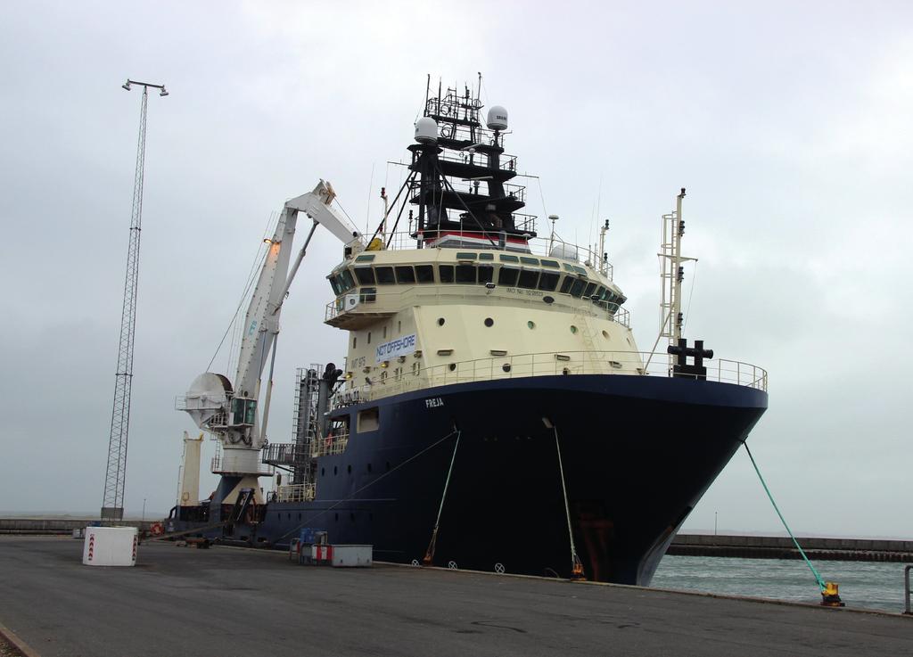 Installations fartøjet Freja ligger i læ i Thyborøn havn, mens det venter på bedre vejrforhold i Nordsøen. tilknyttet.