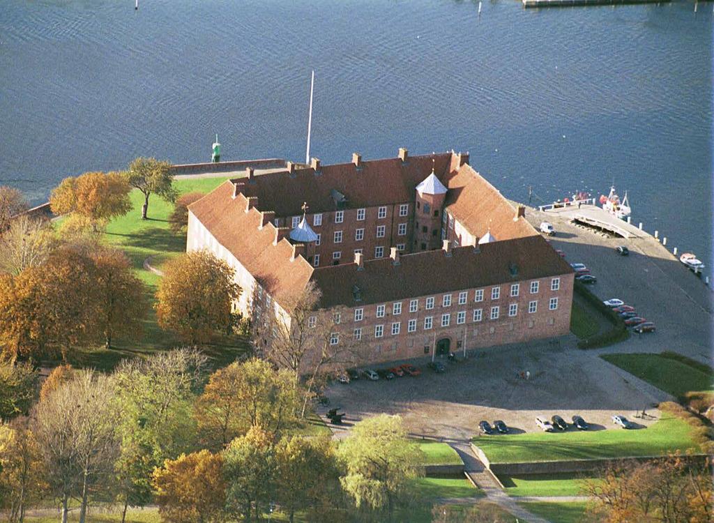 SØNDERBORG SLOT Sønderborg Slot er med sin storslåede beliggenhed ved indsejlingen til Alssund ikke til at komme uden om.