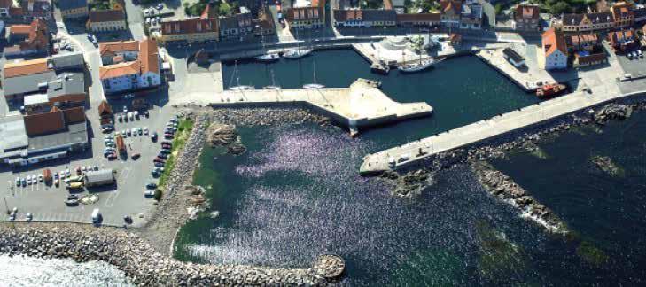 ALLINGE HAVN, ROCKPOOL OG UDSPRINGSSTED Allinge havn vil indgå i kystpromenadens forløb og er en vigtig forbindelse mellem og. Havnen har mange historier, som kan formidles ved mindre indgreb.