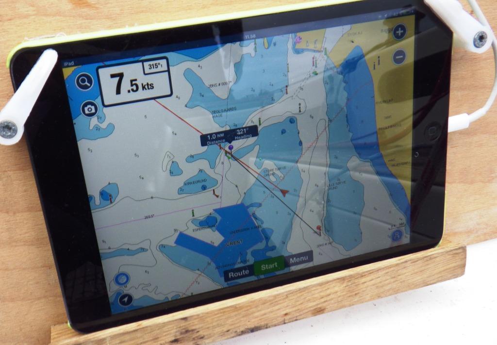 Navigationen ja det var lidt utraditionelt, men det siger meget om udviklingen og opbrud i tiden idet man i Langø 999 faktisk bare bruger en I-pad med ilagt Navionics navigationssystem (en App) med