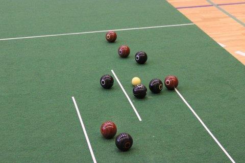 Bowls 18 medlemmer Bowls er et spil, hvor målet er at rulle skævt vægtede og lidt asymmetriske ca.