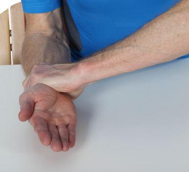 Træning: Bøj og stræk albuen på den opererede arm med hjælp af den modsatte hånd.