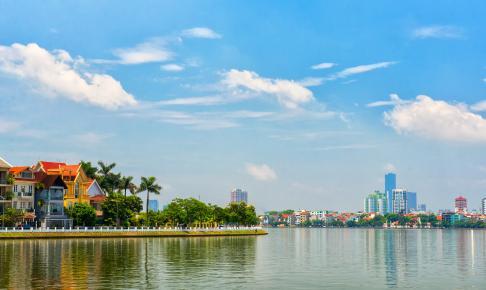 moderne Ho Chi Minh City, hvor imponerende stålkonstruktioner strækker sig mod himlen. Vi bliver rige på naturoplevelser, når vi bl.a. besøger Hoa Binh-provinsen i Nordvietnam.