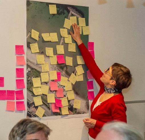 Stemningsbilleder fra mødet om udviklingsplan for Langebro Ålsgårde Surf og Sejlklub var fyldt til bristepunktet med engagerede brugere, der var klar på at give input og ideer ved det