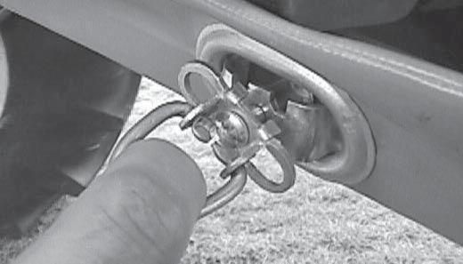 Hjulskærme (Hvis monteret) et) Træk låsesplitten ud drej den 90 0 og slip låsesplitten