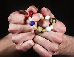 Kransen består af 12 perler, med hver sin særlige betydning inden for den kristne tro og 6 stilhedsperler. Kristuskransen er et godt redskab til indre samling.