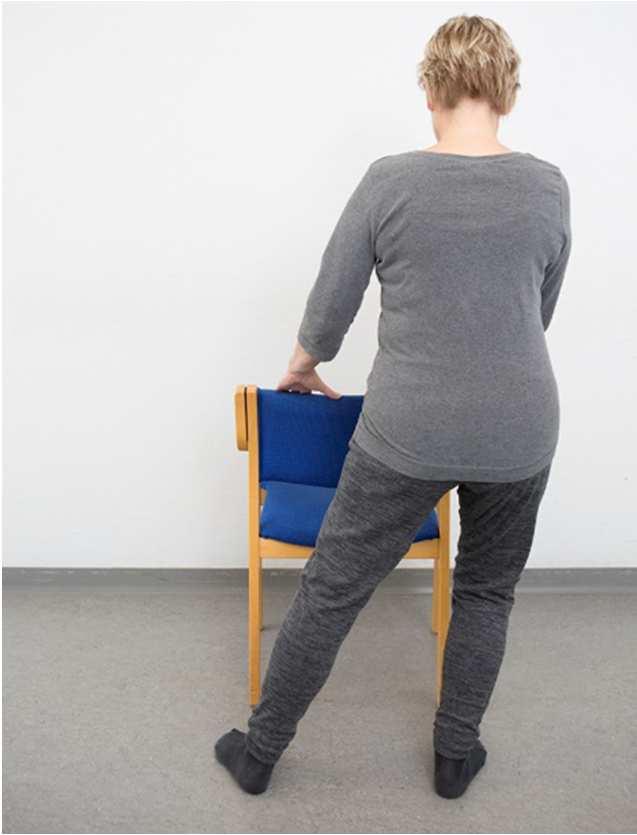 ØVELSE 7 Stå med afstand mellem benene. Støt dig eventuelt til et bord eller en stol.