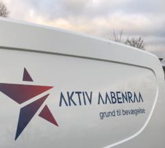 I udgangen af 2018 har medarbejdere fået fælles arbejdstøj og bilerne tilhørende organisationen er blevet beklædt med Aktiv Aabenraas logo.