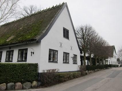 I det ydre knytter den kulturhistoriske værdi ved Søllerød Kro sig til de velbevarede, traditionelle længer i grundmur med stråtag, kragetræer og næsten ubrudte tagflader.