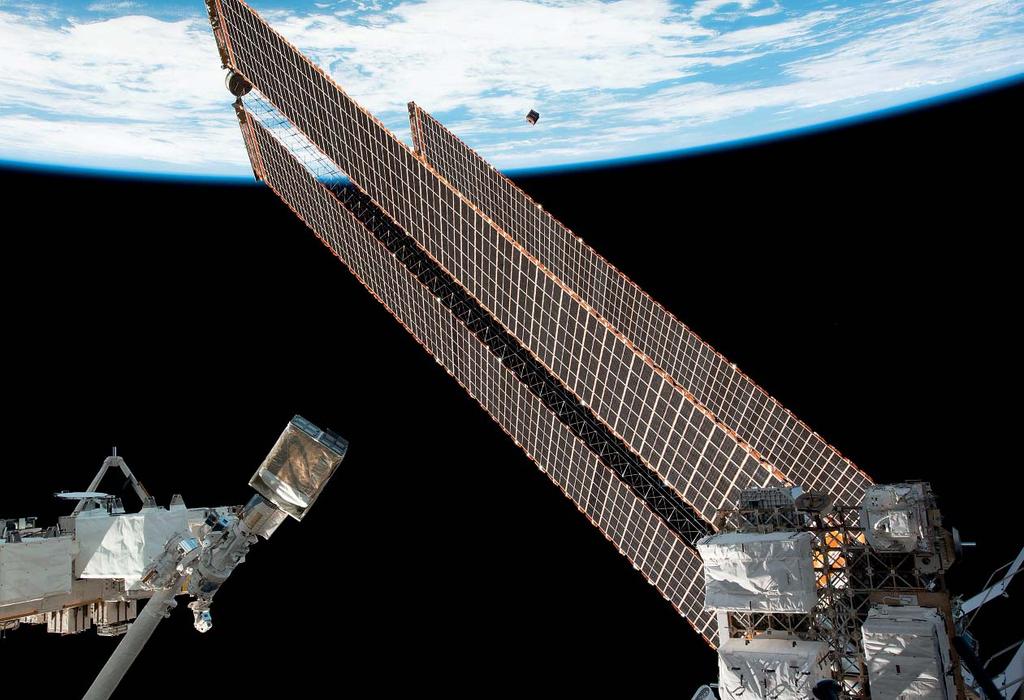 Delphini-1 (den lille kasse øverst i billedet) slippes fri fra Den Internationale Rumstation den 31. januar og sendes i kredsløb omkring Jorden. Foto: NASA og NanoRacks.
