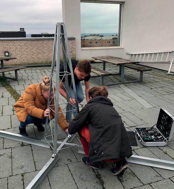 Antennen samles på taget af Turing-bygningen på Aarhus Universitet. Fotos: OJK/AU. satellitter.