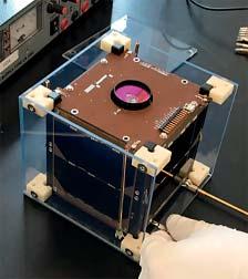 Udvendig er satellitten på de 5 sider beklædt med solpaneler, som giver op til 30 W energi, og på den sjette side sidder kameralinsen.