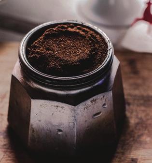Pensl også gerne dit bagværk med kaffe, det gør skorpen mørk og flot. Stege-tip Justér mørke stegesaucer, wok, simre- og GRYDERETTER med en rest kaffe.