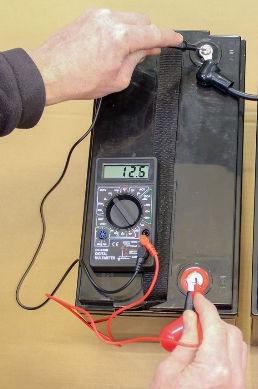 3 Måling af batterispænding Her ses hvordan du måler batterispænding med et måleinstrument. Sæt målepindende på batteriet, rød-rød, sort-sort, og aflæs spændingen.