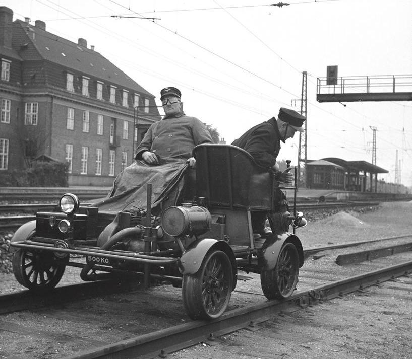 Turen blev godkendt, og Flemming fik sit første bevis på, at han må føre mindre lokomotiver op til 500 kg. Kilde: Kurt Otzen, arkiv: Det kongelige Bibliotek.