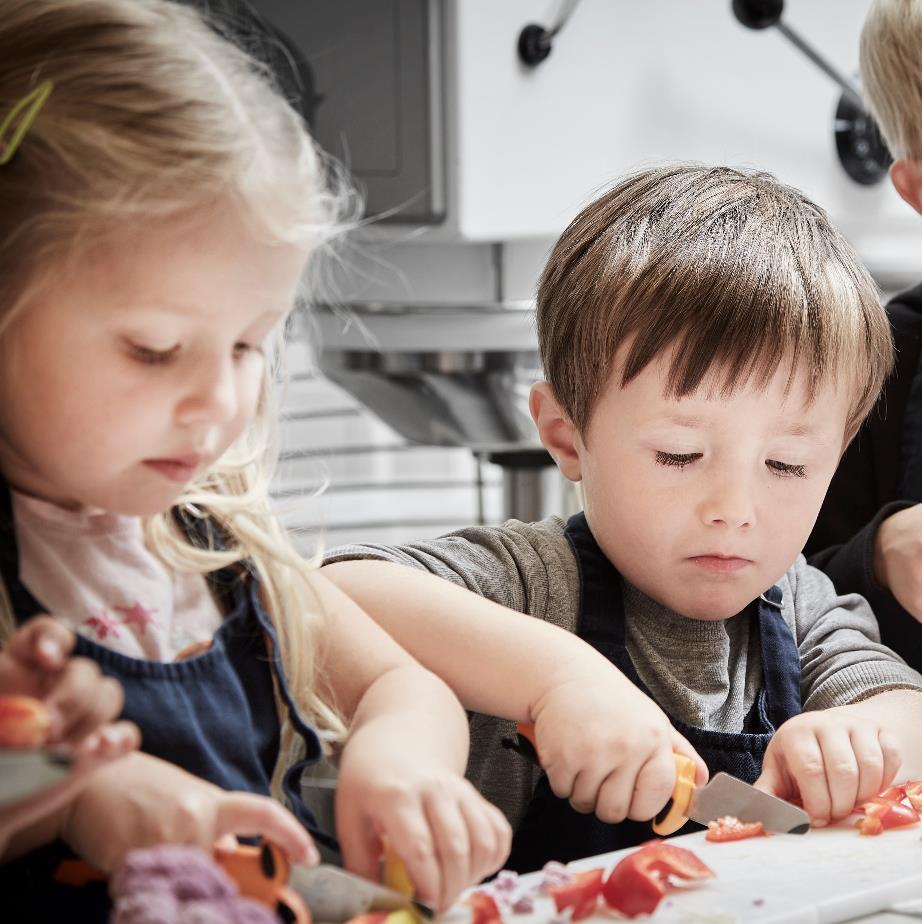 Inspiration til praksis: Sørg for børnevenligt service Lad børnene have indflydelse på den rækkefølge, de spiser deres mad i.