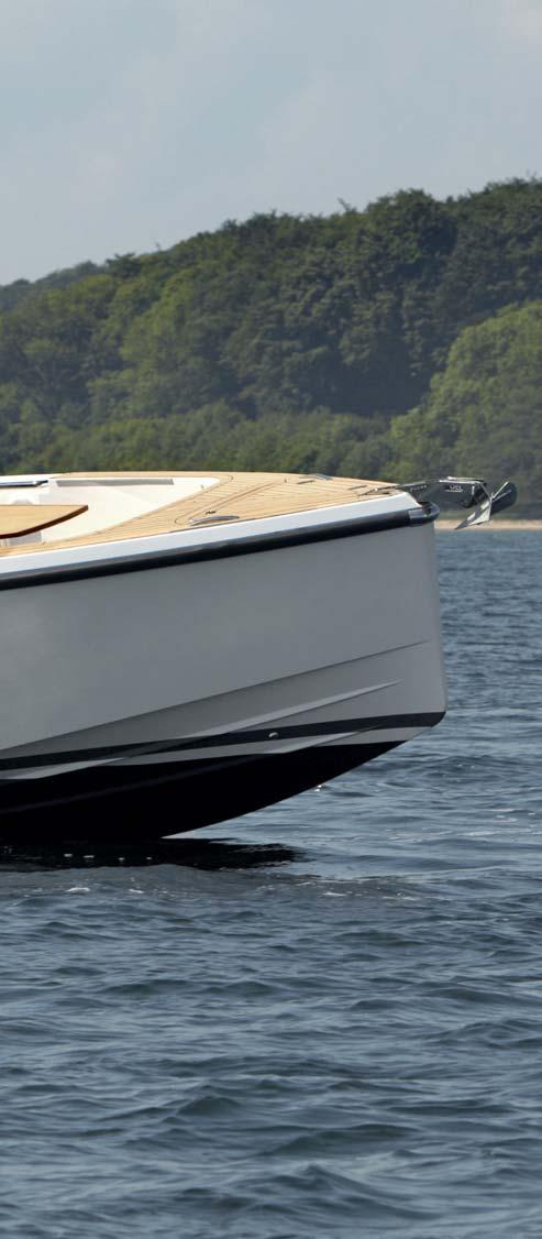Fjord 36 Xpress er en visuelt pirrende og sporty walkaround båd til dag- eller weekendsejlads med familie og venner, som tender til en superyacht eller bare et eksklusivt legetøj for den fartglade