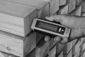 Hver delstreg i skalaen for fugt i træ svarer til 1 %, og hver delstreg i skalaen for fugt i byggematerialer svarer til 0,05 %.