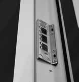 Når grebet trykkes ned frigøres alle lukkepunkter og døren kan åbnes. De nederste og øverste lukkepunkter aktiveres ved at løfte grebet opad herefter kan døren aflåses.