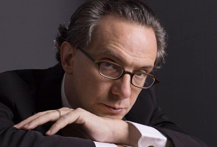 Dirigent & solist 04 Siden 2016 har Fabio Luisi været DR SymfoniOrkestrets chefdirigent. Han er født i Genova i 1959 og uddannet som pianist og dirigent.