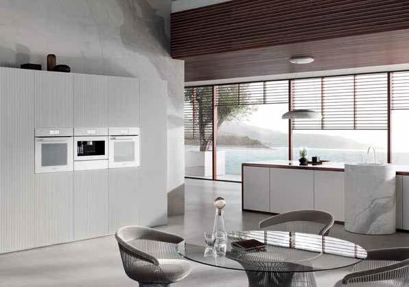 Med køkkenprodukter i farven Brillanthvid kan du skabe et gennemført lyst og blidt lys i et hvidt køkken.
