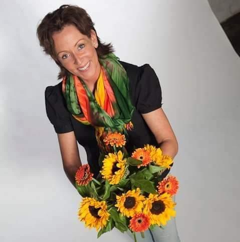 Juleinspiration Mandag den 11. november 2019 kl. 19.00 I år vil vi byde Kirsten Grummesgaard som ejer blomster butikken Morgen-Fruen Gl. landevej 165 Herning, velkommen som blomsterdekoratør.