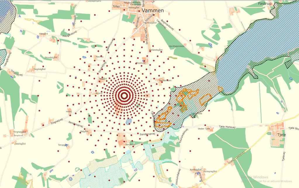 Figur 1. Røde punkter viser beregningspunkter (Der findes rigkær i flere punkter inden for 700 til 1000 meter fra anlæggets skorsten. De yderste afstande er 1.500, 1.000, 900, 800, 700 meter).
