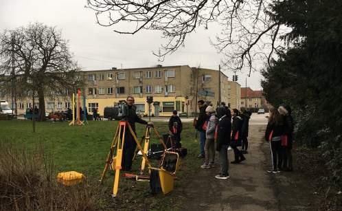 OPMÅLING OG REGISTRERING Sammen med en landinspektør opmåler eleverne Højsager Plads