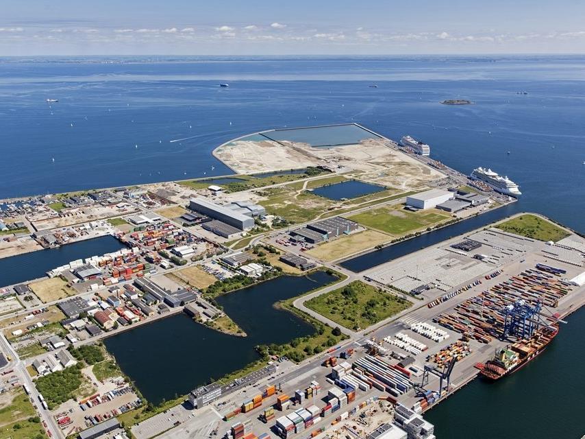 Fakta Hvad er det vi flytter? 2018: Containerterminal og ro-ro anløbsplads Antal skibskald per uge ca. 5-7. Antal løft over kaj = 86.