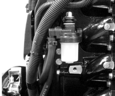 VEDLIGEHOLDELSE Motorens brændstoffilter - motorer med elektrisk strt Undersøg brændtstoffilteret for ophobning f vnd eller bundfld.
