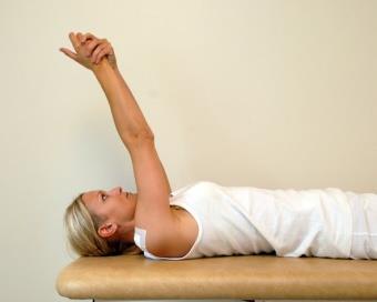 Hold denne stilling og bevæg armen ud fra kroppen, mens den glider på underlaget.