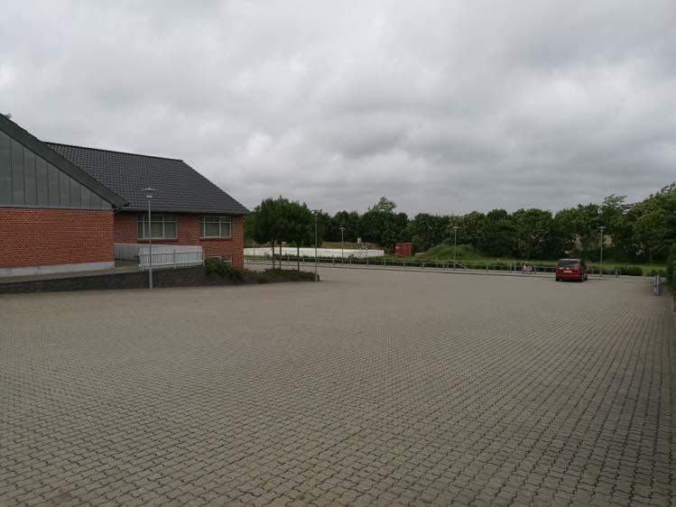 Redegørelse Foreningslokalerne ses til venstre i billedet. Den eksisterende legeplads nord for skolen.