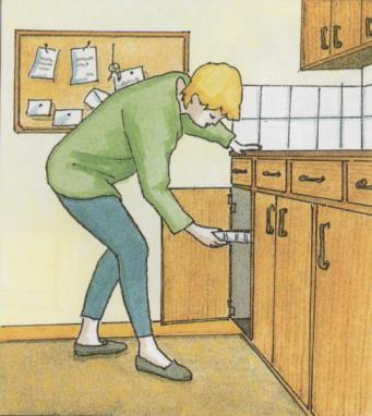 Har du opvaskemaskinen stående under køkkenbordet, så stil dig skråt foran den åbne låge med det ene ben lidt foran det andet og let bøjede knæ, mens du fælder ryggen forover og tømmer maskinen.